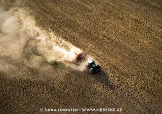 Traktor na poli /J8