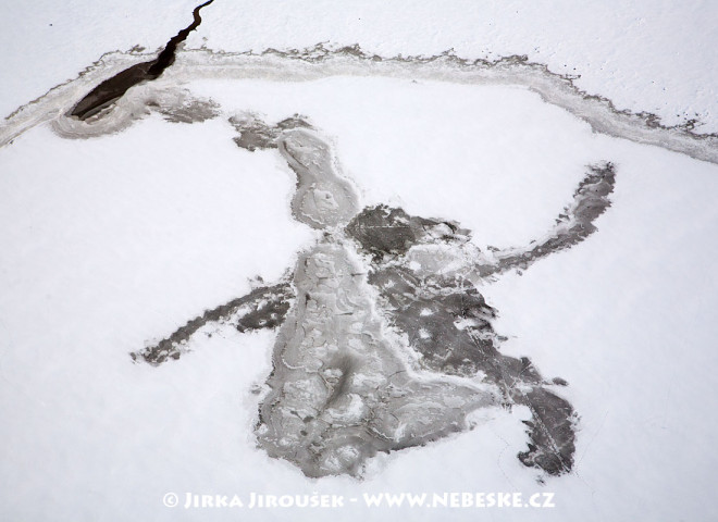 Mráz kreslí po ledě. /J126