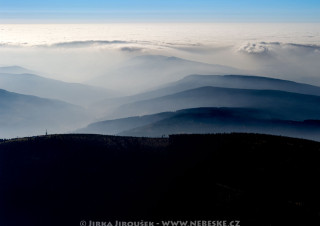 Hřebeny Krkonoš. V popředí Medvědín, vzadu Žalý /J509