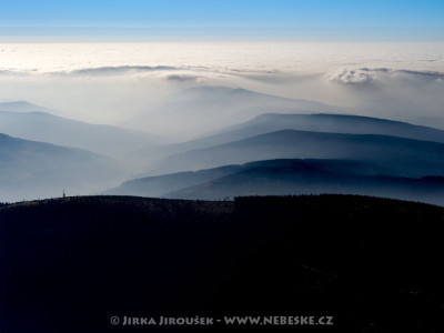 Hřebeny Krkonoš. V popředí Medvědín, vzadu Žalý /J509