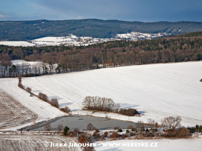 Pičínský rybník s Hluboší v pozadí /J265