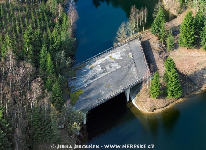 Nedokončený most přes Želivku – vodní nádrž Švihov /J232