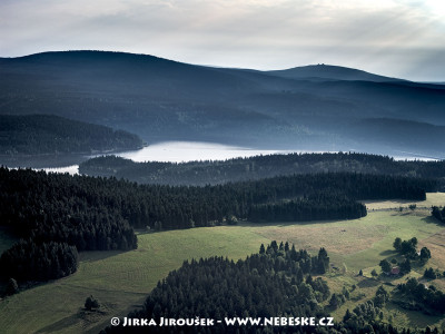 Josefův Důl – vodní nádrž, v pozadí vrch Jizera /J341