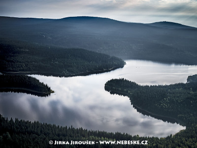 Josefův Důl a vodní nádrž, Černý vrch, v pozadí vrch Jizera /J344