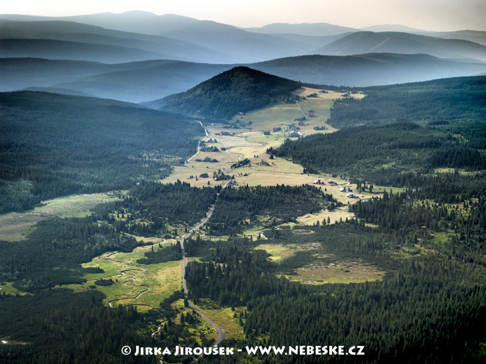 Osada Jizerka, kopec Bukovec, Krkonoše v pozadí /J367