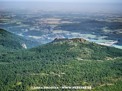 Polední kameny, v pozadí město Hejnice /J376