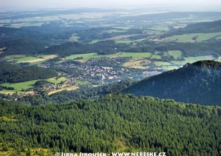 Hejnice a Ferdinandov, vpravo kopec Ořešník /J386