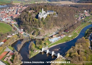 Hluboká nad Vltavou – jez, vesnice, zámek /J696