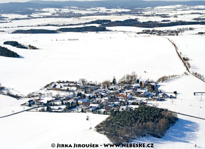 Zimní Modřovice a Brdy na obzoru /J1156