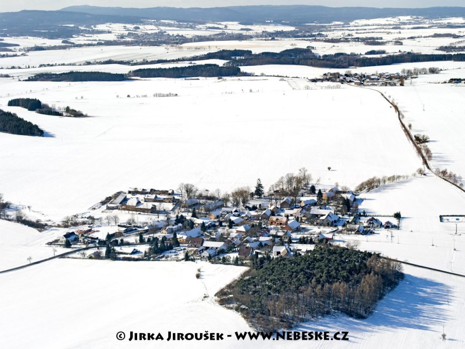 Zimní Modřovice a Brdy na obzoru /J1156