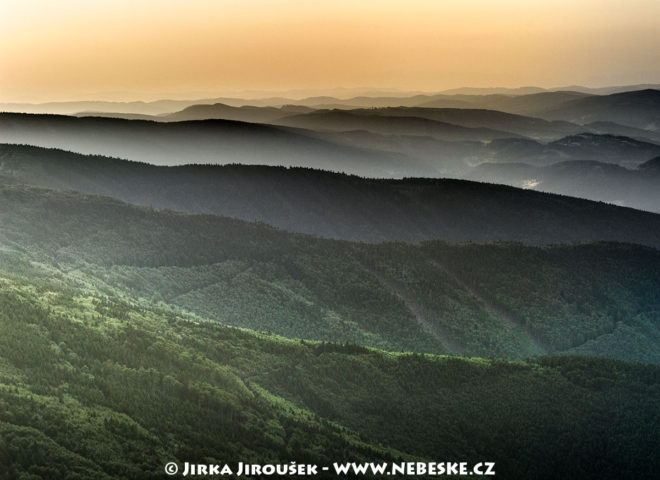 Beskydy – pohled od Rožnova pod Radhoštěm na východ J1356