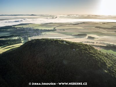 Říp – mlha nad Labem, vzadu CHKO Kokořínsko J1370
