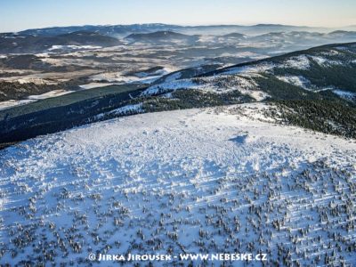 Králický Sněžník – vrchol, v pozadí Hrubý Jeseník J1423