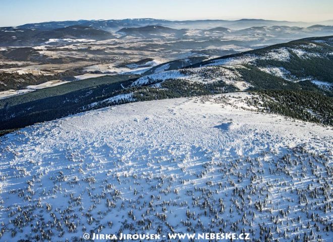 Králický Sněžník – vrchol, v pozadí Hrubý Jeseník J1423