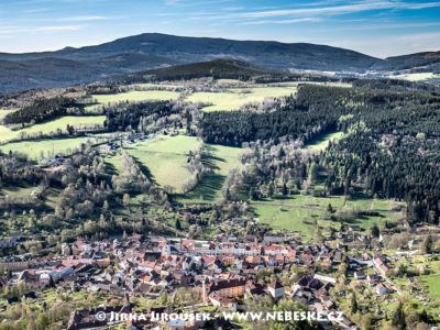 Vimperk – centrum a Boubín v pozadí J1483