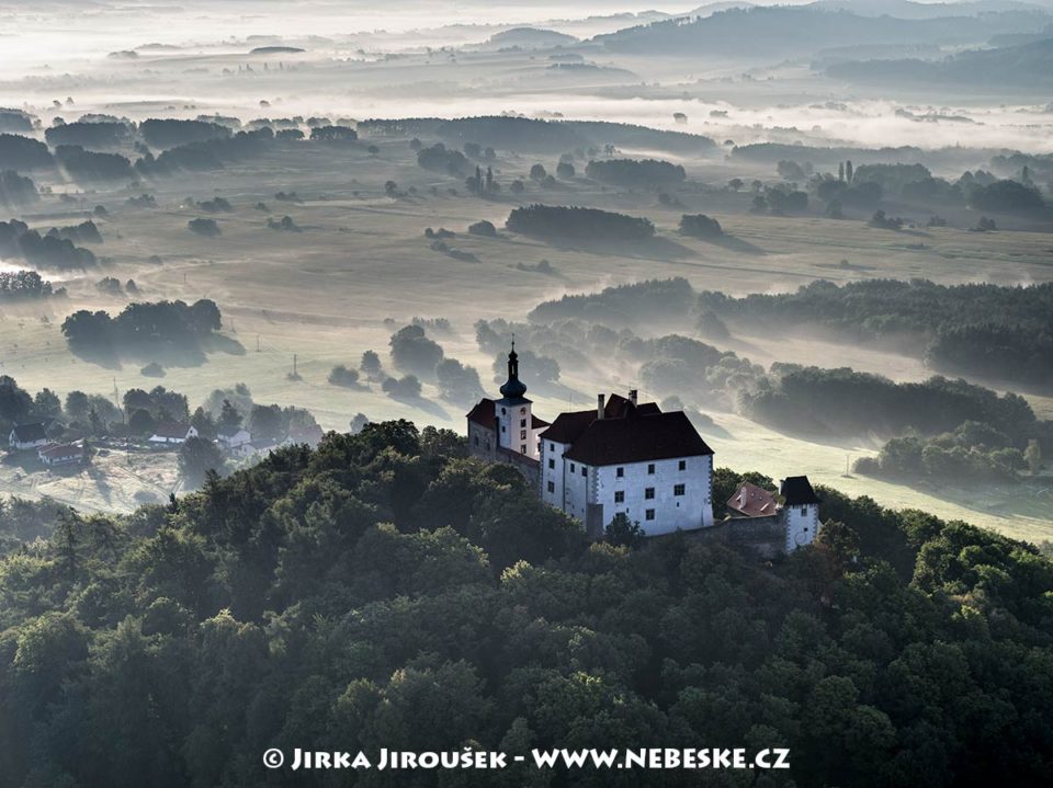 Vysoký Chlumec v protisvětle J1528