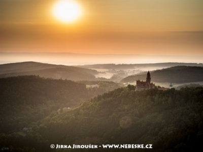 Hrad Bouzov při svítání J1511