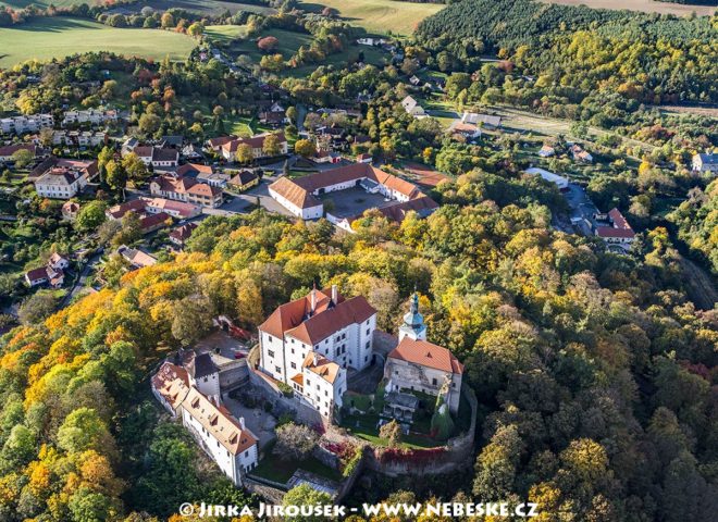 Vysoký Chlumec – hrad a skanzen J1529