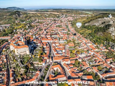 Mikulov, Svatý kopeček, Děvín v dáli J1722