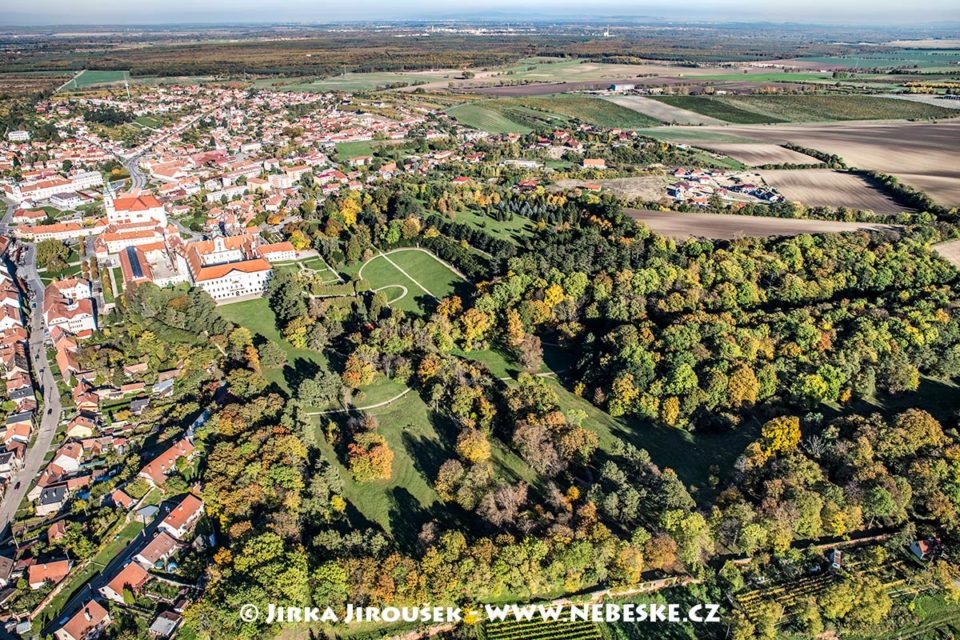 Zámek Valtice s parkem J1765