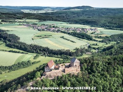 Hrad Točník a v pozadí Březová J1926