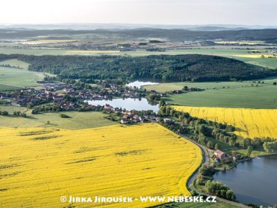 Kotenčice a letiště v pozadí za Chlumem J1994