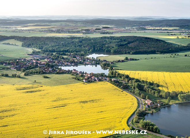 Kotenčice a letiště v pozadí za Chlumem J1994