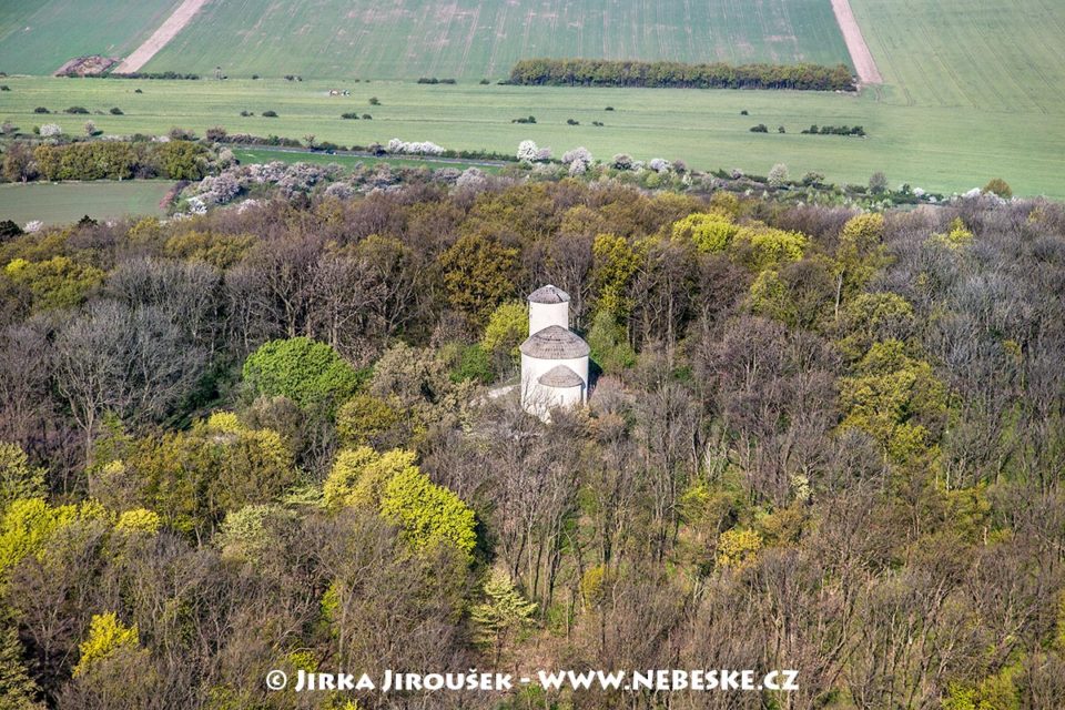 Říp – rotunda sv. Jiří a sv. Vojtěcha J2280