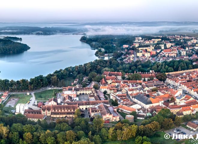 Třeboň s rybníkem svět – panorama J2298