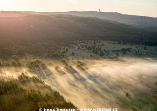 Padrť a vrch Praha v ranním světle, J2944