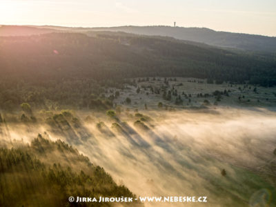 Padrť a vrch Praha v ranním světle, J2944