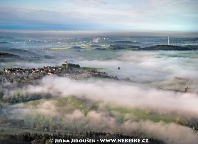 Hluboš a Příbram na pozadí J3085