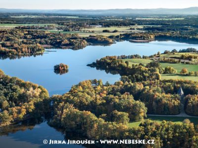 Schwarzenberská hrobka a Opatovický rybník J3283