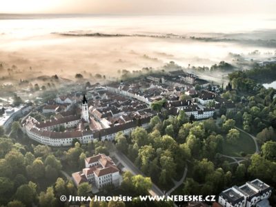 Centrum Třeboně v mlhách J3224