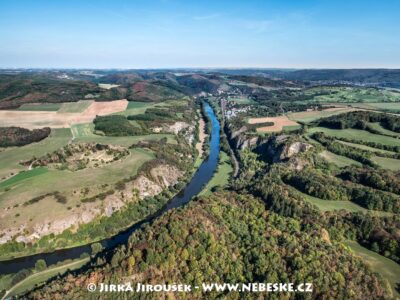 Pohled od hrany Císařské rokle ke Karlštejnu J4014