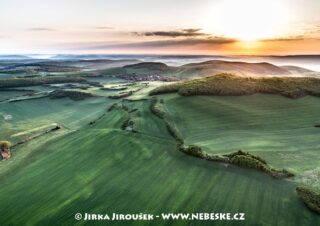 Vinařice pod vrchy Bacín a Mramor-Šamor J4084