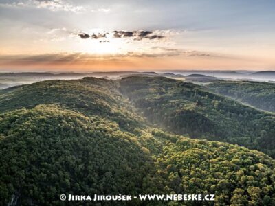 Vrchy Bučina a Kněží hora hned naproti karlštejnskému hradu J4088