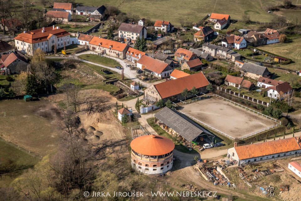 Skrýšov zámek a koně J4821
