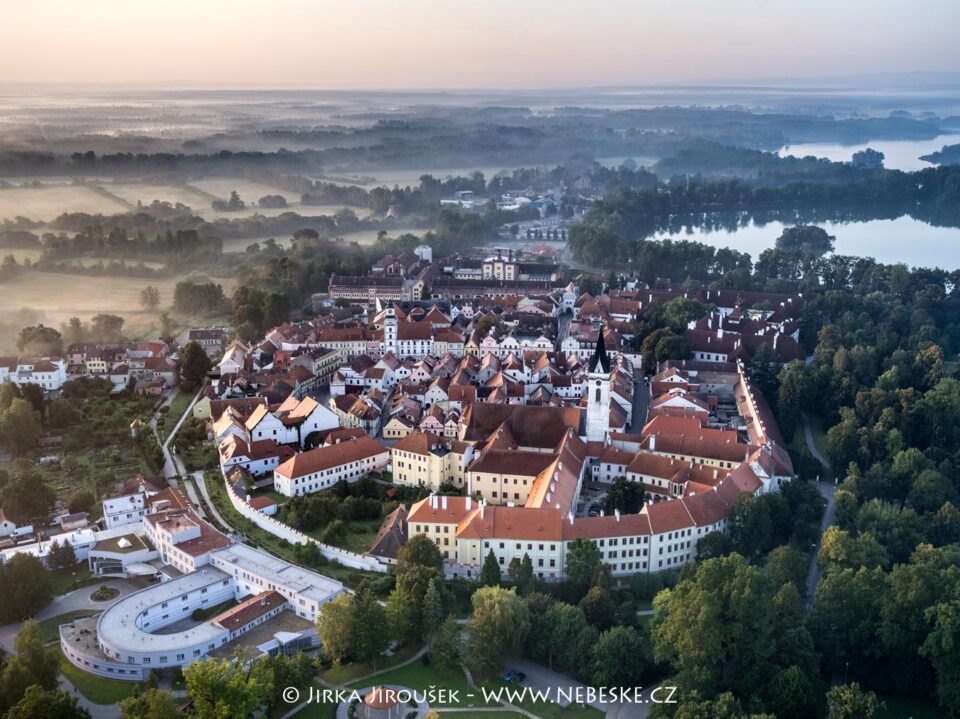 Třeboň ranní od lázní 2016 J5373