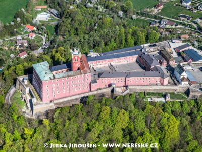 Hrad Mírov vězení J5445