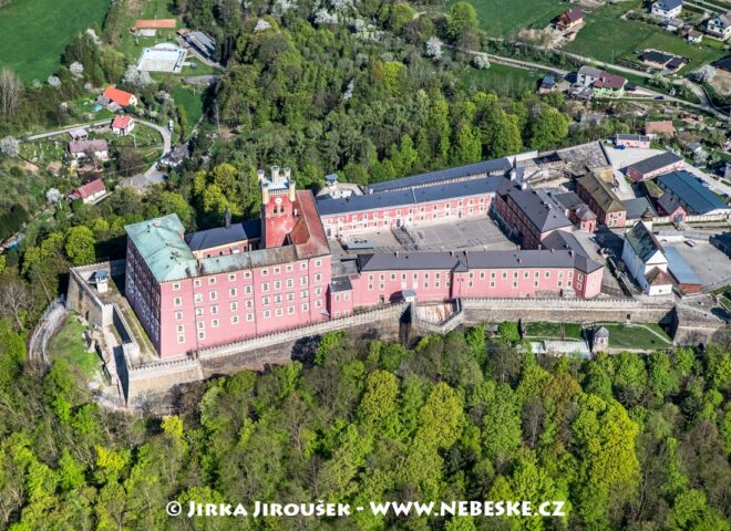 Hrad Mírov vězení J5445