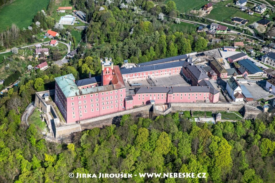 Hrad Mírov vězení J5445