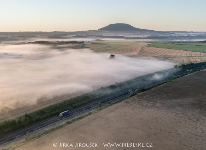 Říp od dálnice D8 J5524