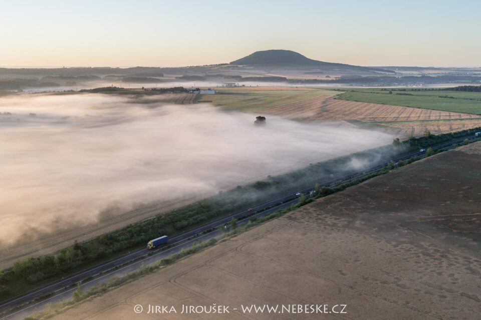 Říp od dálnice D8 J5524