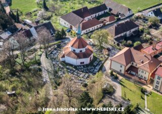 Kostel a hřbitov Skočice J5614