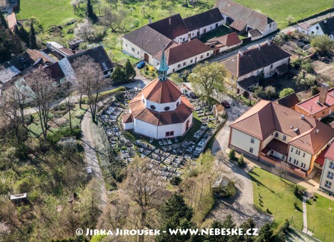 Kostel a hřbitov Skočice J5614