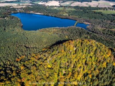 Ostrý a Děvín a Hamerské jezero J
