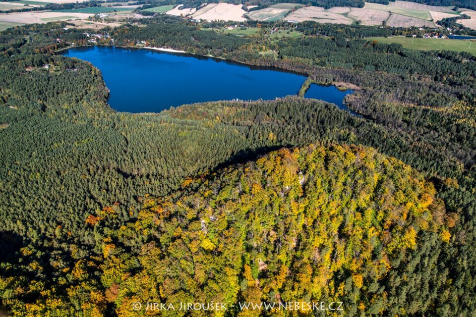 Ostrý a Děvín a Hamerské jezero J